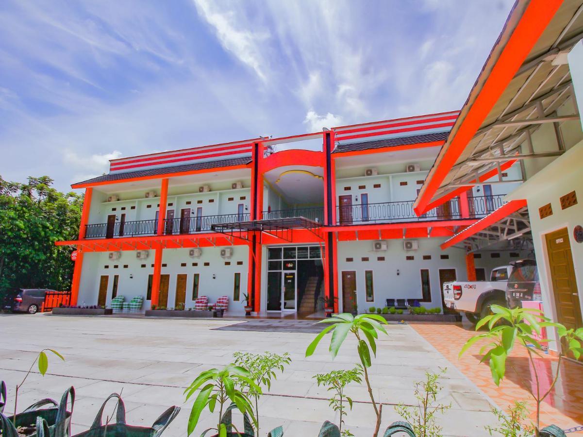 OYO 90063 Silver Homestay Syariah Perabumulih Luaran gambar