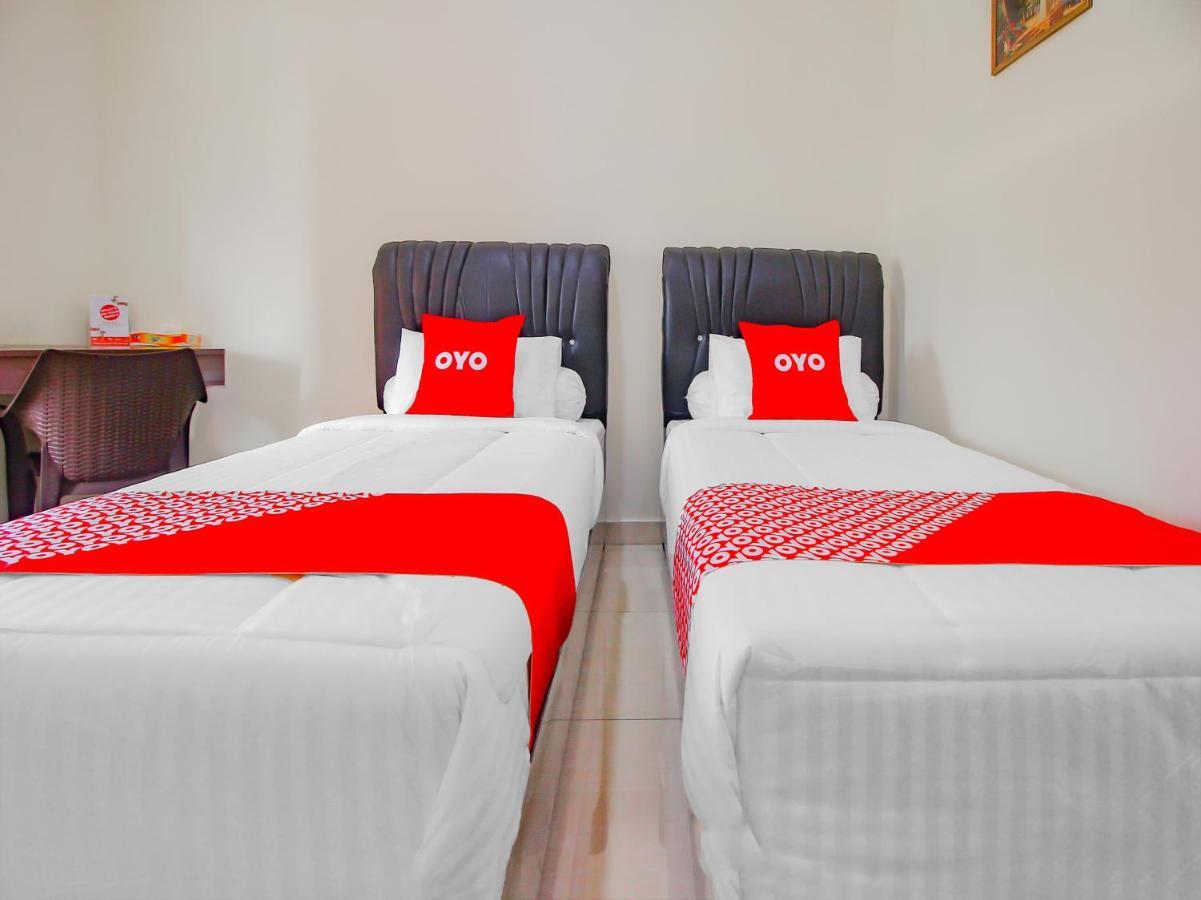 OYO 90063 Silver Homestay Syariah Perabumulih Luaran gambar
