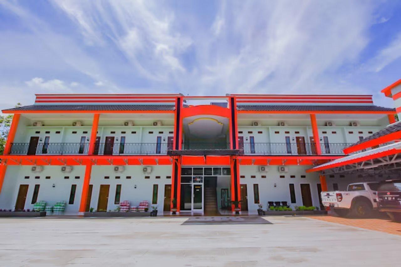 OYO 90063 Silver Homestay Syariah Perabumulih Luaran gambar